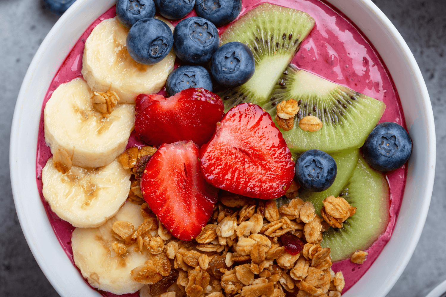 Smoothie bowl s granolou a sezónním ovocem